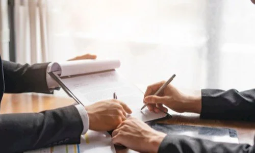 الفرق بين الوظيفة الدائمة والعقود المؤقتة