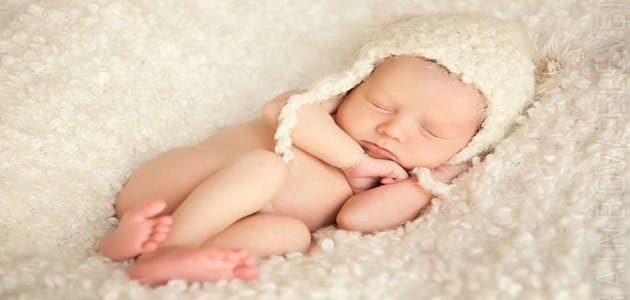 أهم 20 تفسير لرؤية احتضان طفلة صغيرة في المنام للعزباء لابن سيرين