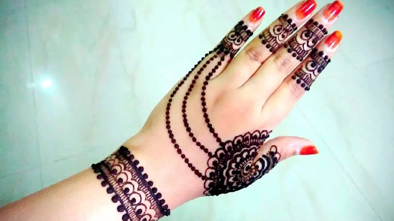 ما هو تفسير رؤية رمز الحناء في المنام في اليدين لابن سيرين