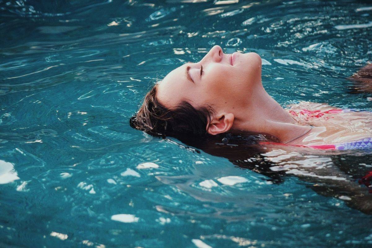 اعرف أكثر عن تفسير رؤية السباحة في المنام لابن سيرين