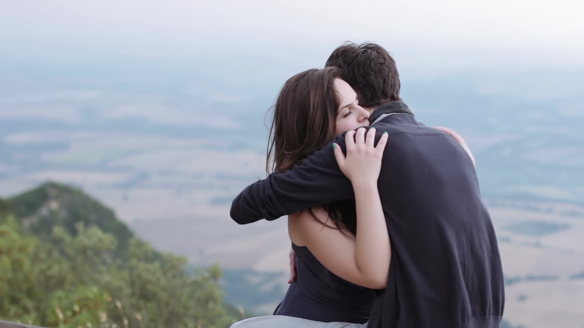 اعرف أكثر عن تفسير حلم عناق شخص لا اعرفه للعزباء لابن سيرين