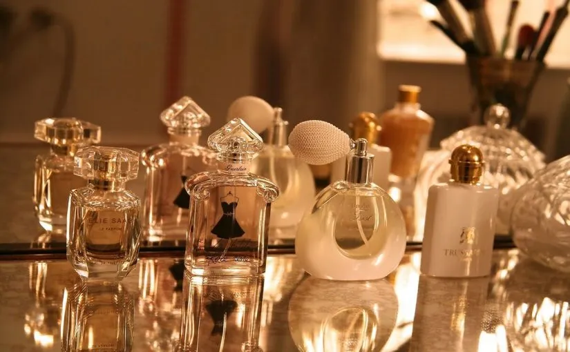 ما هو تفسير رؤية رمز زجاجة العطر في المنام للمتزوجة لابن سيرين