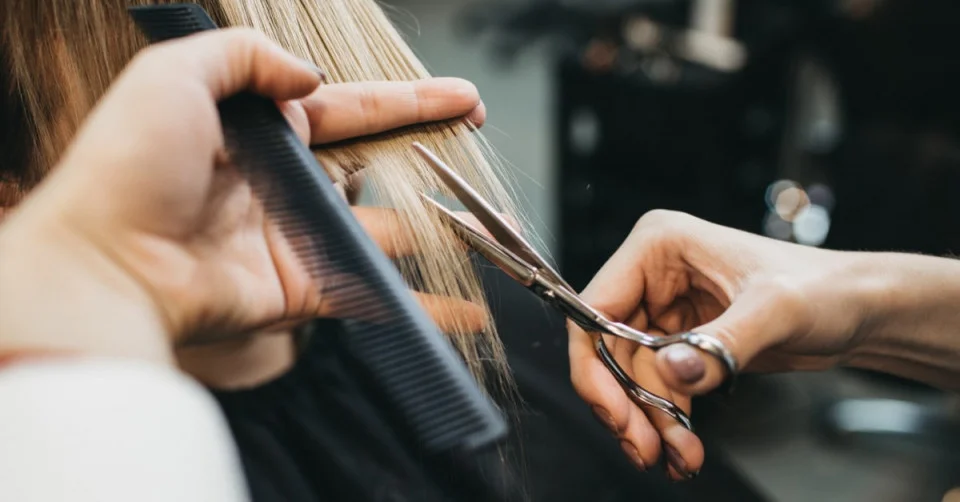 تعرف على تفسير رؤية قص الشعر في المنام لابن سيرين