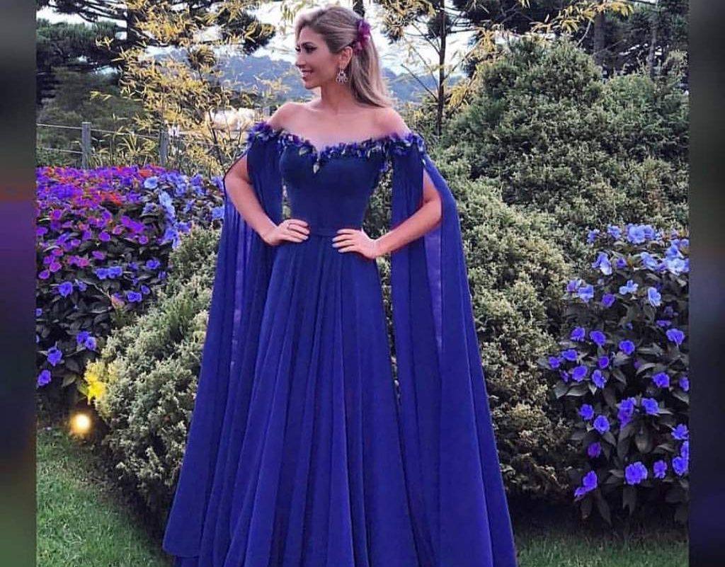 ما تفسير الفستان الأزرق الغامق في المنام للعزباء لابن سيرين