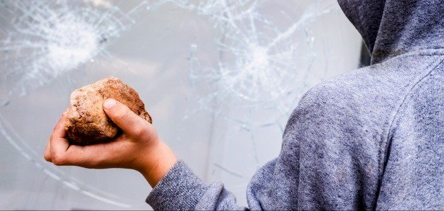 اهم 20 تفسير حلم شخص يرميني بالحجارة لابن سيرين