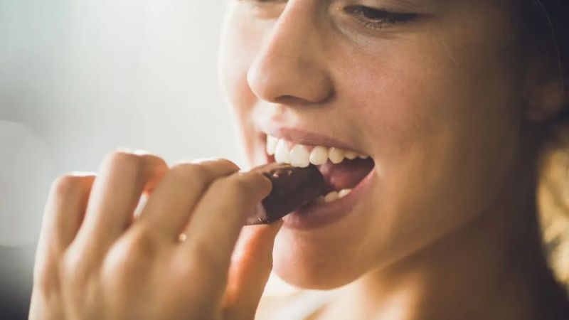 اعرف اكثر عن تفسير رؤية اكل الشوكولاتة في المنام لابن سيرين