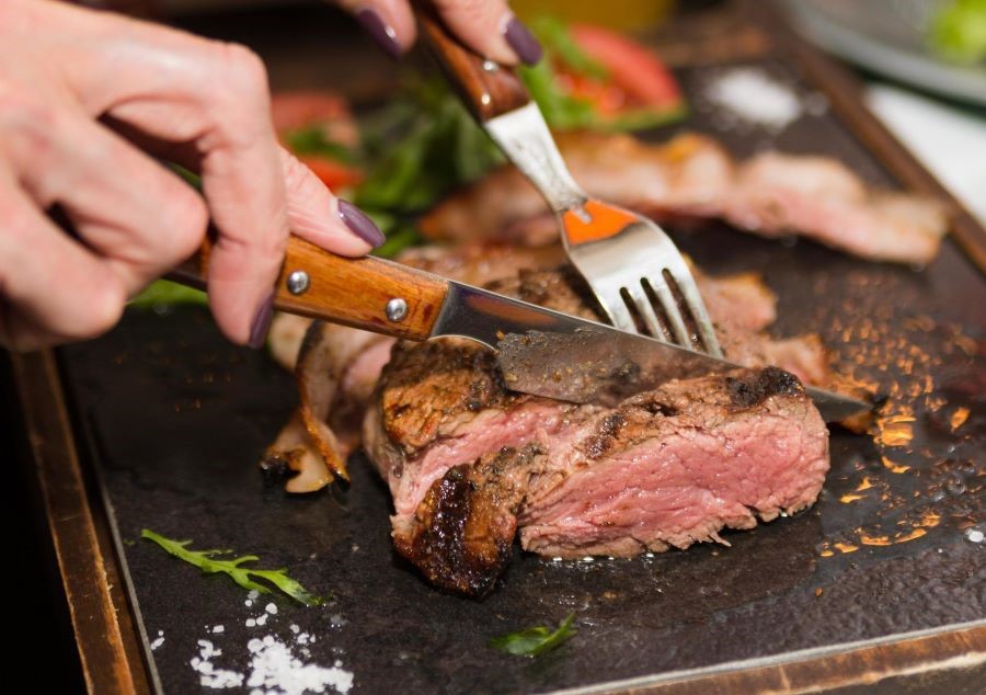 تفسير حلم أكل اللحم مع الأقارب لابن سيرين